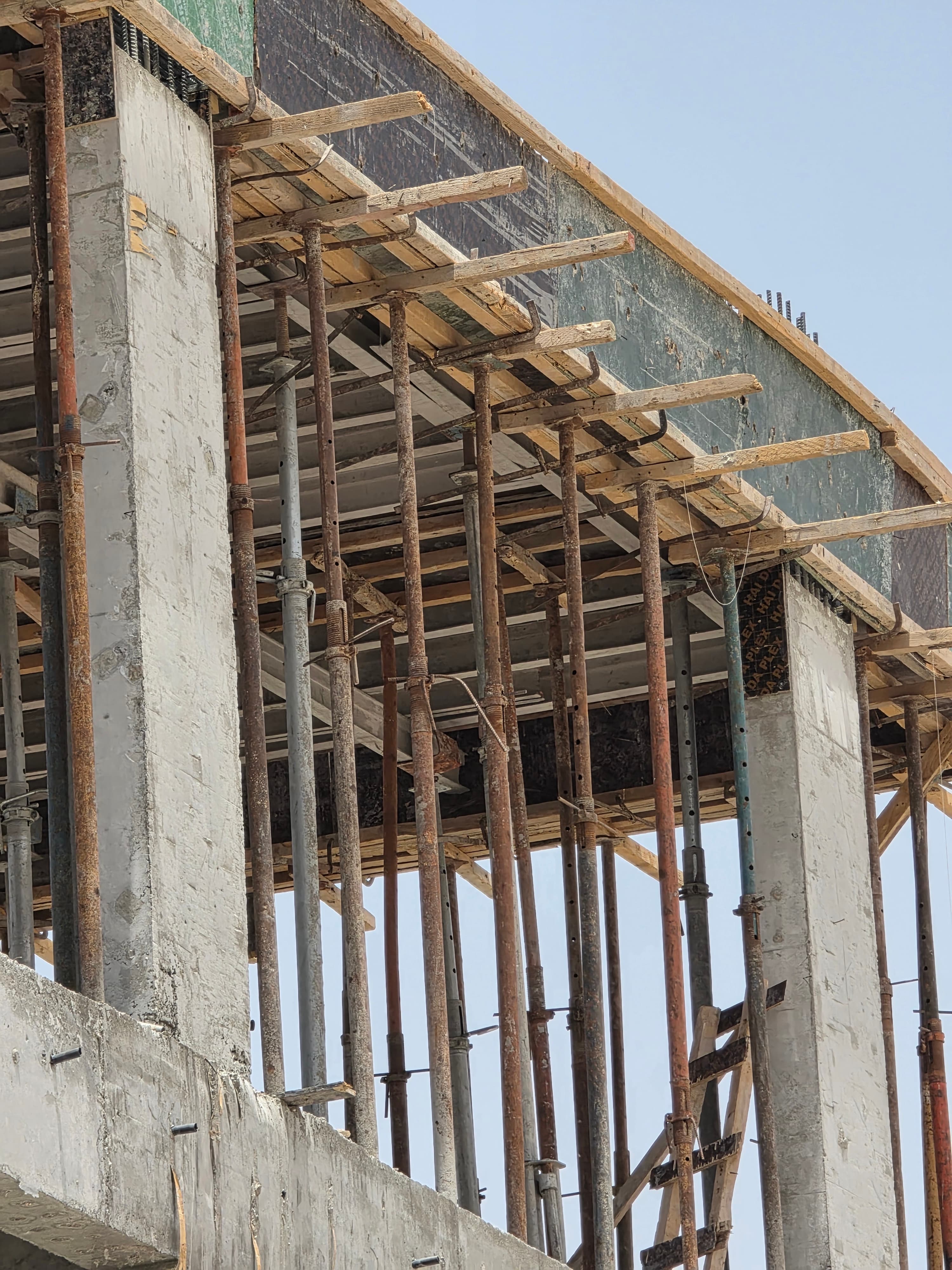 Falsework and propping system supporting a concrete slab during curing on a construction site in Dubai